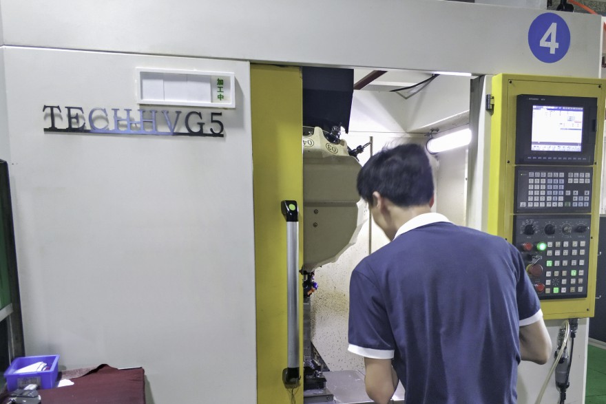 精(jīng)密軸在空心軸軸身與傳動盤之間用(yòng)緊固螺栓停止緊固聯合